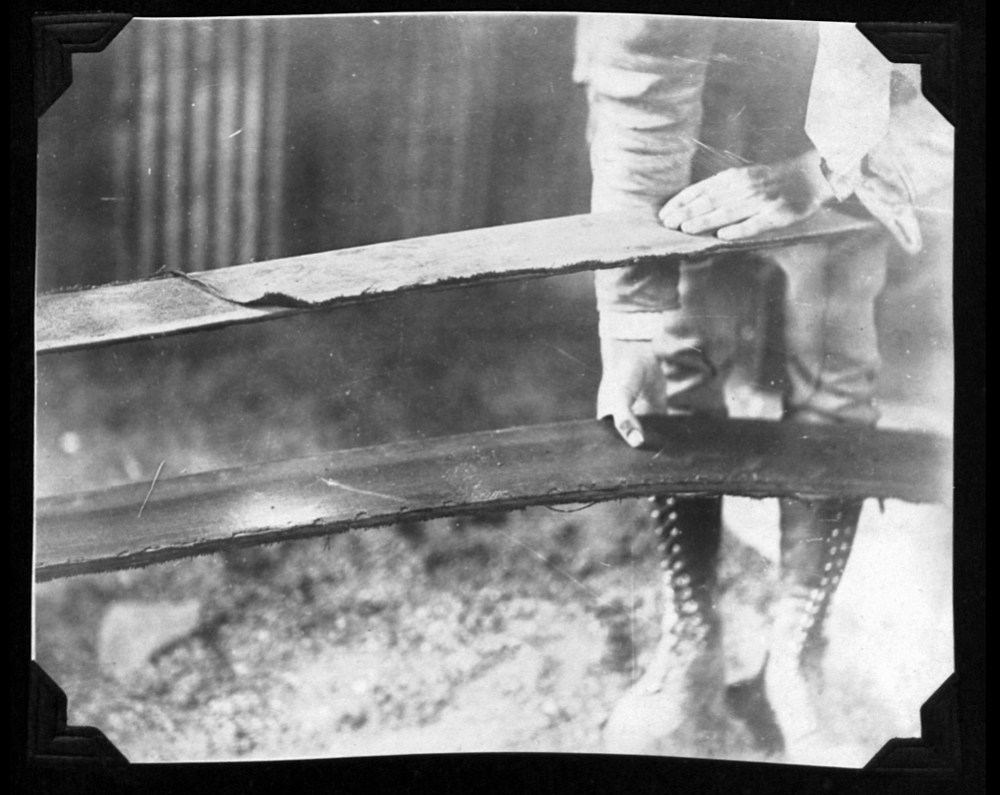 The belts were made of "rawhide or fibre", and "belted motors {provided a} lower cost and less expensive" alternative to geared motors. Motors with belts were also quieter when operationing.