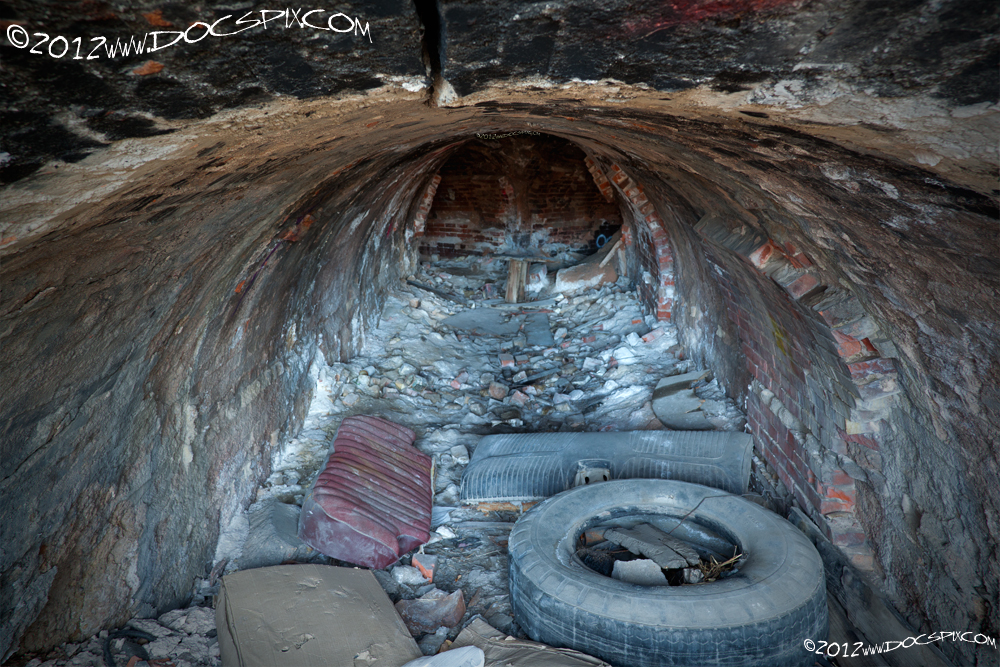 Looking down the tunnel from the entrance. It splits some 40' feet south. 